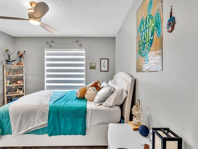 bedroom featuring ceiling fan and a textured ceiling