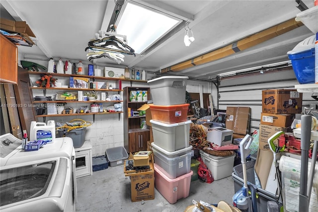 garage featuring independent washer and dryer