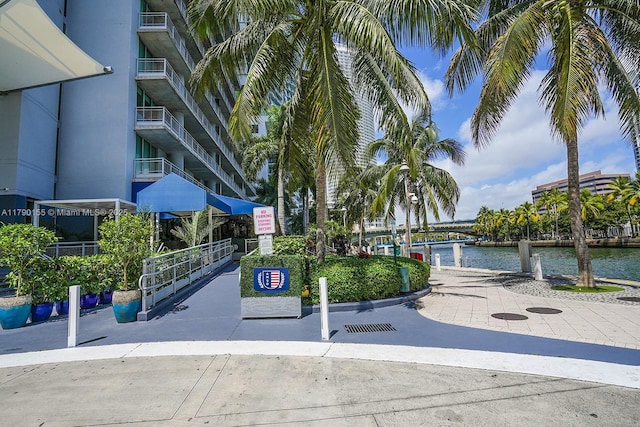 690 SW 1st Ct Unit 2032, Miami, FL 33130 - surrounding community with a water view