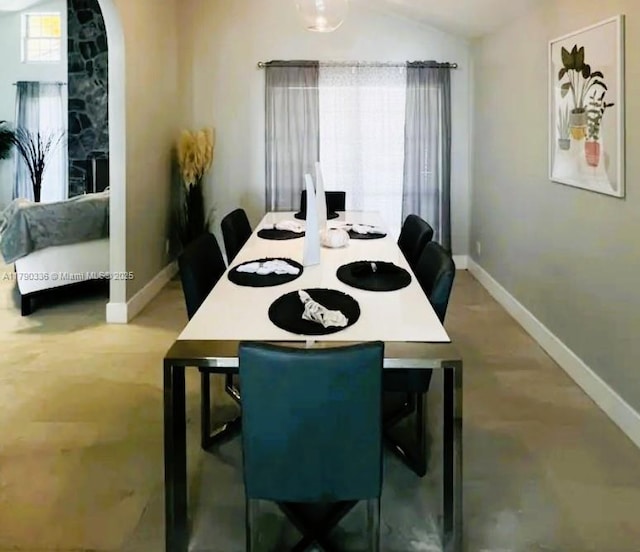 15618 SE US Highway 301, Hawthorne, FL 32640 - dining area with vaulted ceiling, baseboards, and arched walkways