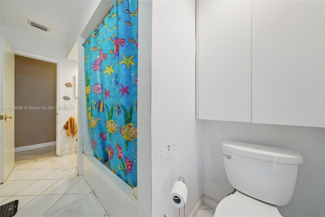 full bathroom featuring tile patterned flooring, visible vents, toilet, shower / bath combo with shower curtain, and baseboards