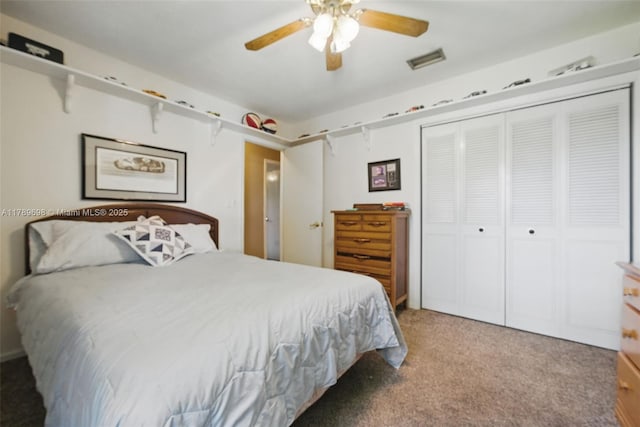 bedroom with carpet floors, a ceiling fan, visible vents, and a closet