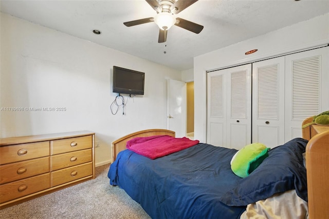 bedroom with baseboards, a ceiling fan, carpet flooring, and a closet