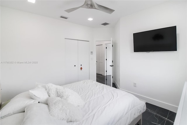 bedroom featuring baseboards, visible vents, recessed lighting, and a closet