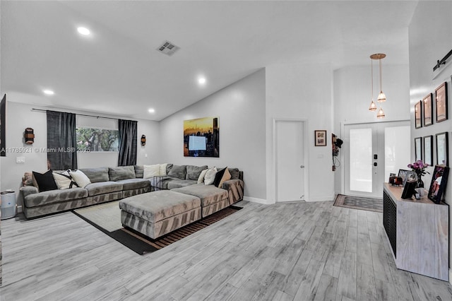 living area featuring baseboards, visible vents, recessed lighting, and light wood-style floors