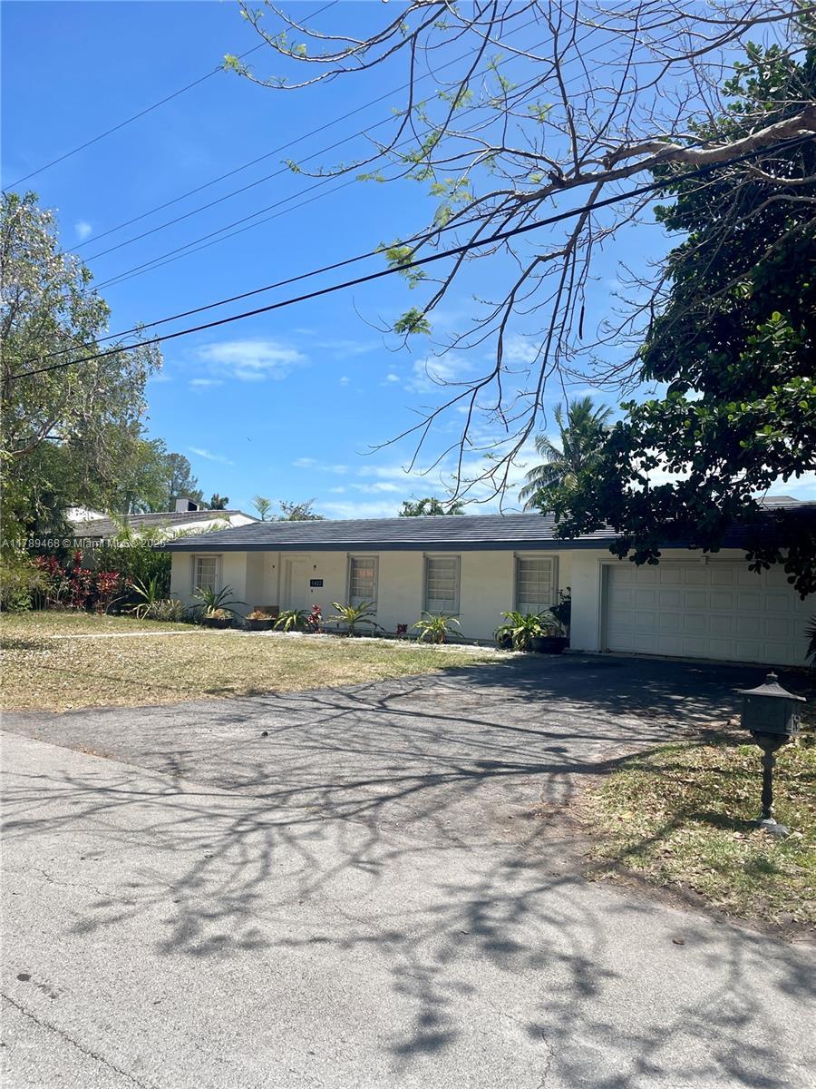 1422 Coruna Ave, Coral Gables, FL 33156 - ranch-style house with a front yard and stucco siding