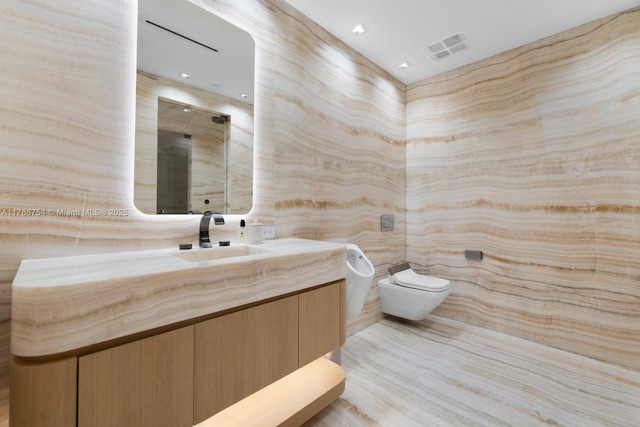 full bath with visible vents, recessed lighting, toilet, and vanity