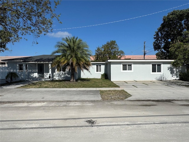view of front facade featuring a front lawn and stucco siding