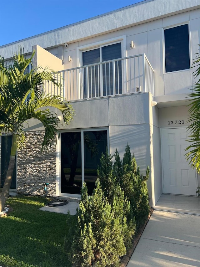 exterior space featuring stucco siding and a balcony