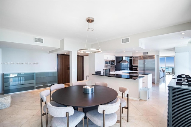 dining room with visible vents and recessed lighting