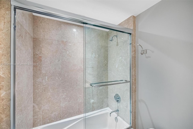 bathroom with enclosed tub / shower combo