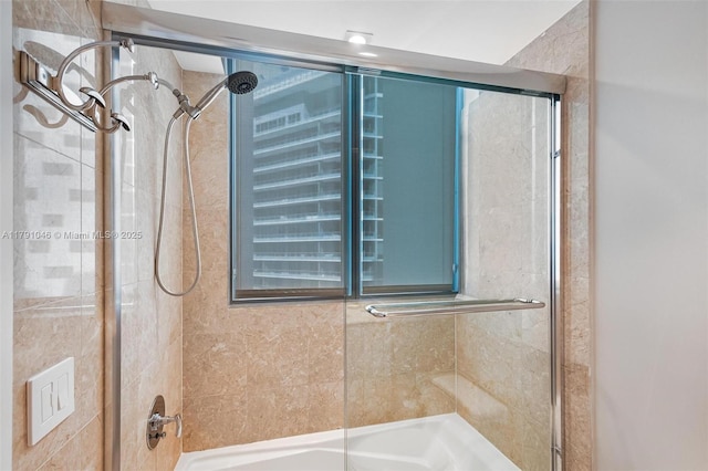 bathroom with combined bath / shower with glass door