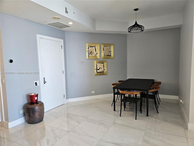 dining area with baseboards, visible vents, and recessed lighting