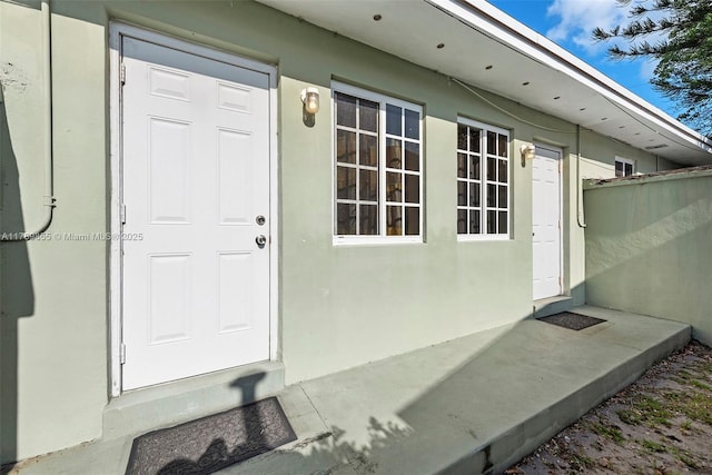 property entrance featuring stucco siding