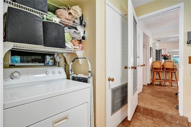laundry room featuring visible vents, washer / dryer, light tile patterned flooring, and laundry area
