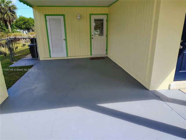 entrance to property with fence