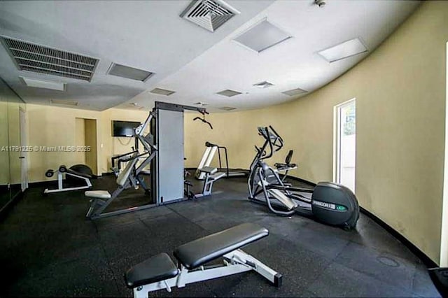 workout area with baseboards and visible vents
