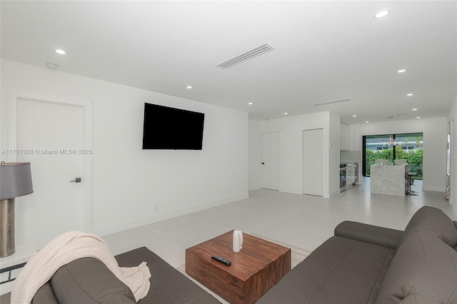 living area with visible vents, recessed lighting, and baseboards