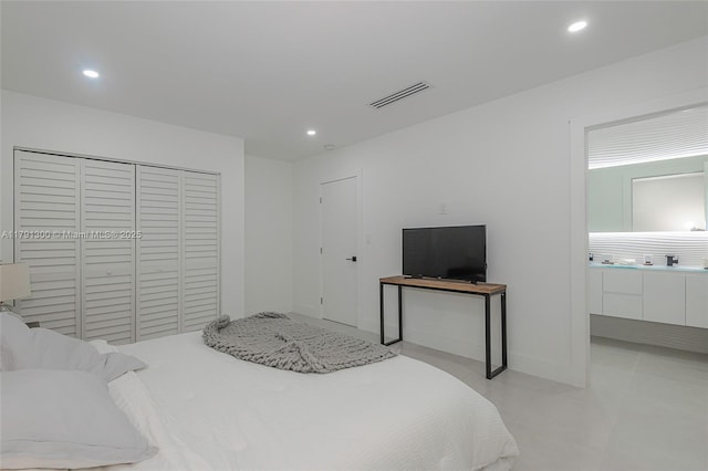 bedroom with recessed lighting, a closet, visible vents, and ensuite bath