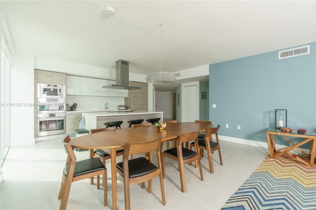 dining space featuring visible vents and baseboards
