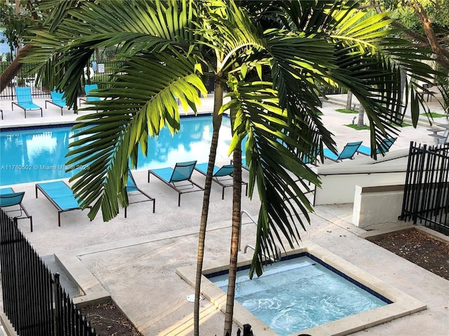550 S Park Rd Unit 36-8, Hollywood, FL 33021 - community pool with a community hot tub and a patio area