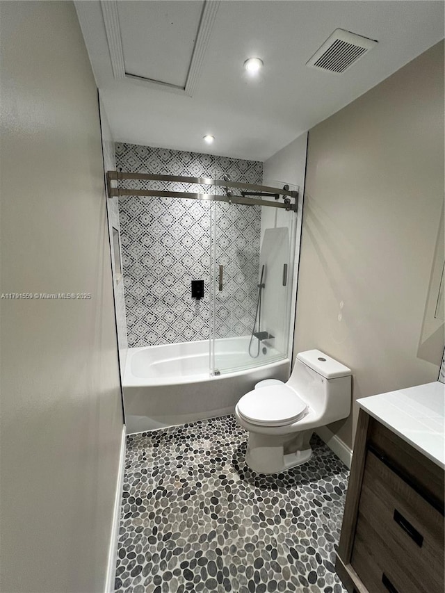 full bath featuring recessed lighting, combined bath / shower with glass door, toilet, baseboards, and visible vents