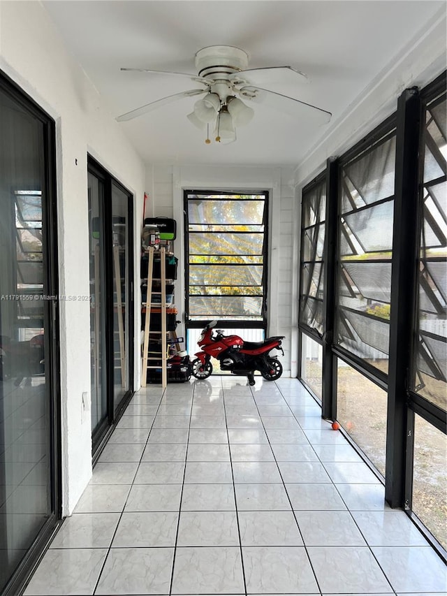 sunroom with ceiling fan