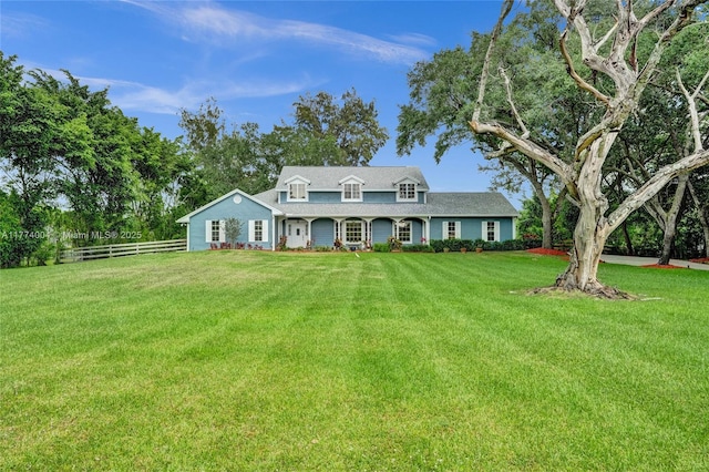 view of front of house featuring a front lawn and fence