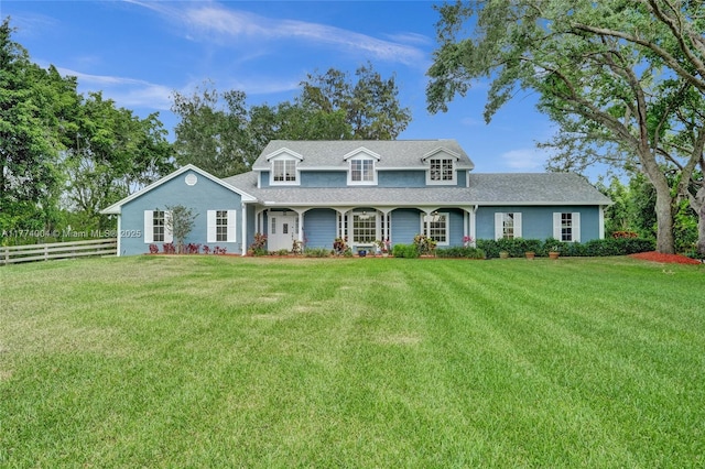 view of front facade featuring a front lawn, roof with shingles, fence, and covered porch