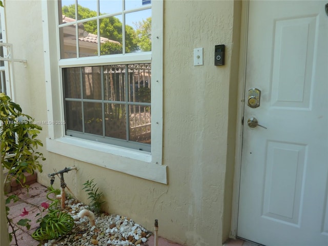 property entrance featuring stucco siding