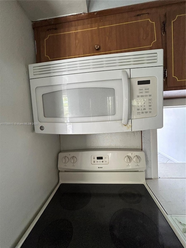 330 SE 2nd St Unit 404G, Hallandale Beach, FL 33009 - room details featuring white appliances