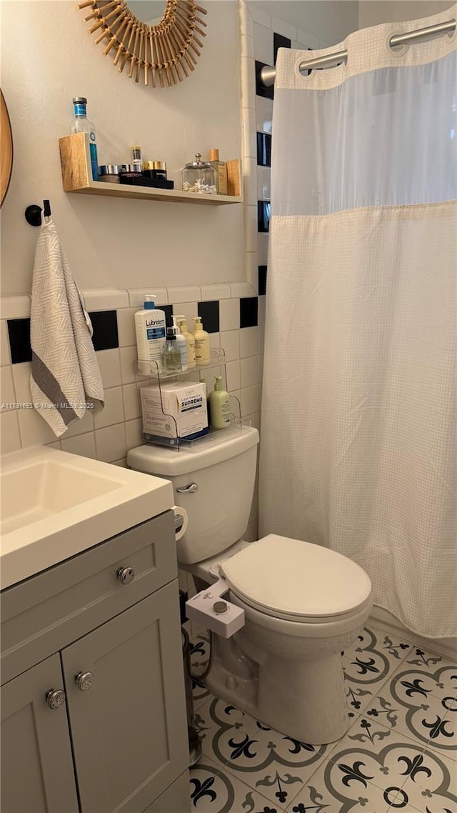 2 NE 44th St, Miami, FL 33137 - full bath featuring tile walls, vanity, curtained shower, toilet, and tile patterned flooring