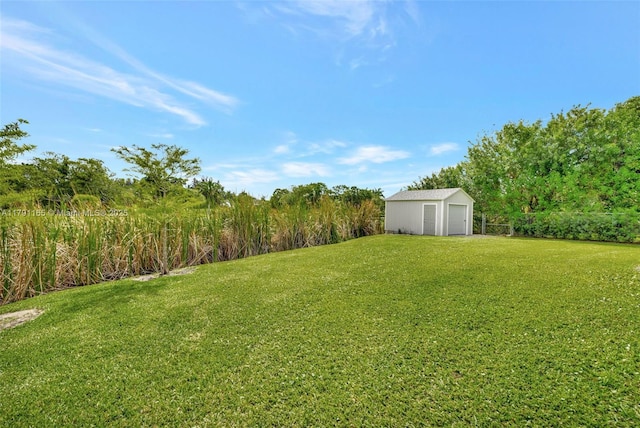 view of yard featuring an outdoor structure and a storage shed