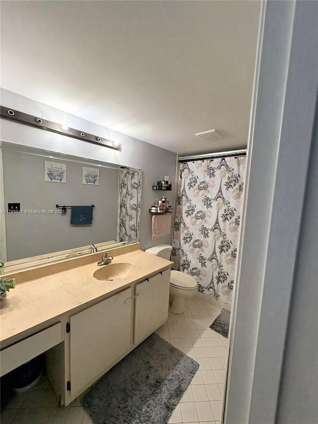full bathroom featuring tile patterned floors, a shower with shower curtain, toilet, and vanity