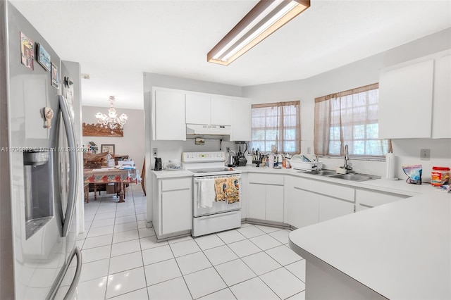 kitchen with a sink, under cabinet range hood, an inviting chandelier, electric range, and stainless steel refrigerator with ice dispenser