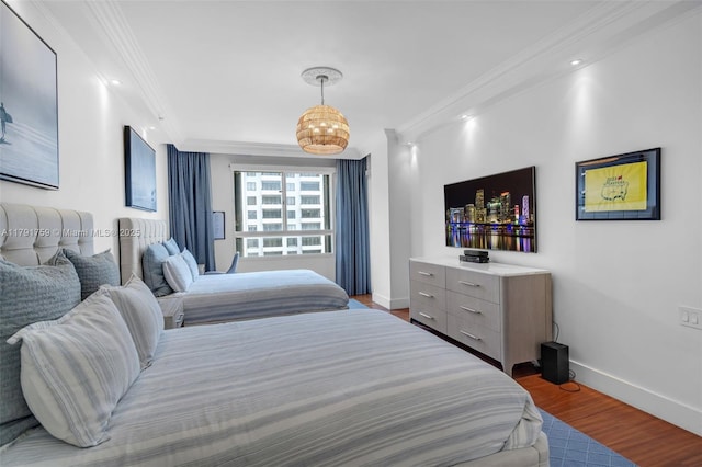 bedroom featuring baseboards, recessed lighting, wood finished floors, and ornamental molding