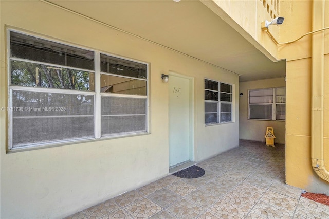 view of exterior entry featuring stucco siding