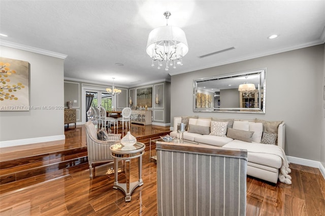 living room featuring an inviting chandelier, wood finished floors, and baseboards