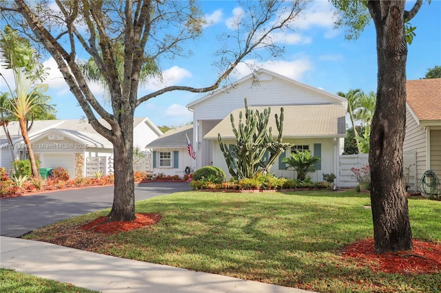 view of front facade with driveway and a front yard