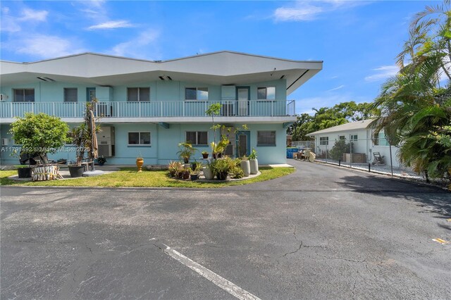 733 NW 30th Ct Unit 1, Wilton Manors, FL 33311 - view of front of house with a gate and stucco siding