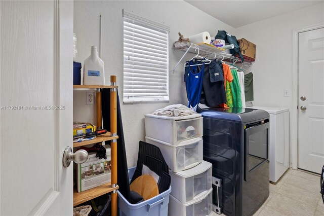 1754 Turtle Rock Dr, Lakeland, FL 33803 - laundry area featuring tile patterned floors, washing machine and clothes dryer, and laundry area