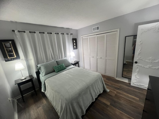 9880 Marina Blvd Unit 1516, Boca Raton, FL 33428 - bedroom featuring visible vents, a textured ceiling, dark wood-style flooring, and a closet