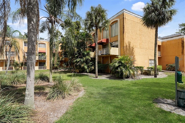 17911 NW 68th Ave Unit P208, Hialeah, FL 33015 - surrounding community featuring a yard
