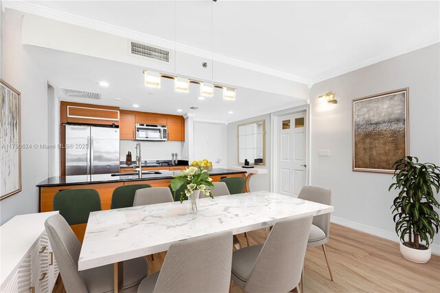50 Biscayne Blvd Unit 4004, Miami, FL 33132 - dining space featuring visible vents, recessed lighting, light wood-style flooring, and baseboards