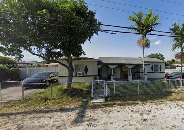 view of front of home featuring stucco siding, cooling unit, and a fenced front yard