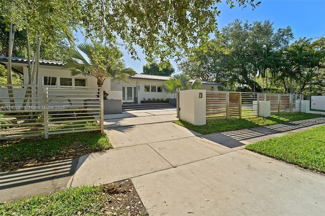 view of front of house with stucco siding and a fenced front yard