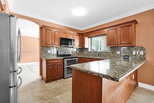 kitchen with decorative backsplash, appliances with stainless steel finishes, a sink, a peninsula, and crown molding