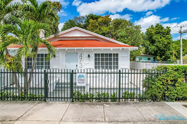 bungalow featuring a fenced front yard