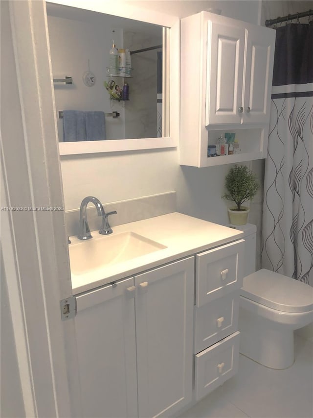 1101 Bahama Bnd Unit B2, Coconut Creek, FL 33066 - bathroom featuring toilet, a shower with curtain, and vanity