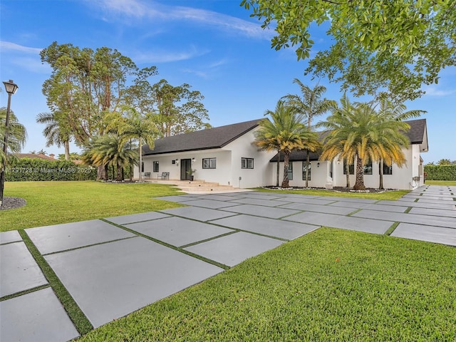 view of front of property featuring stucco siding and a front lawn